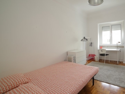 Quarto em apartamento com 5 quartos no Areeiro, Lisboa