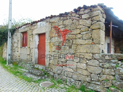 Casa p/ recuperar c/ terreno às portas de Vila Real
