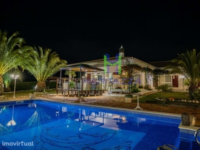 Fantástica Moradia Térrea T3+1, com piscina, grande jardim, e garagem,