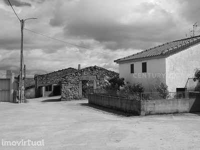 Moradia antiga no centro de uma aldeia típica do concelho de Chaves