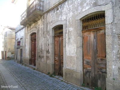 Moradia de 3 pisos em ruina para remodelar em zona centra...