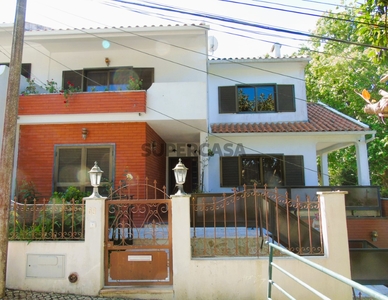 Moradia em Banda T5 Duplex à venda na Rua António Medina Júnior