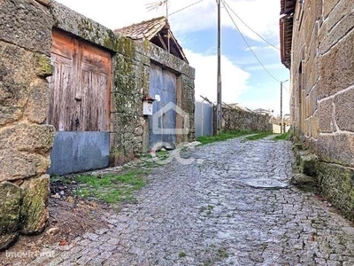 Moradia V2 em granito para recuperar na aldeia mais mística de Portuga