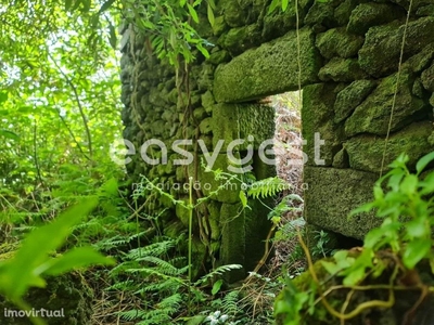 Pequena Ruina em pedra com vista mar em São João do Pico