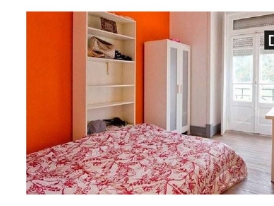 Arrenda-se quarto colorido em apartamento de 6 quartos em Arroios