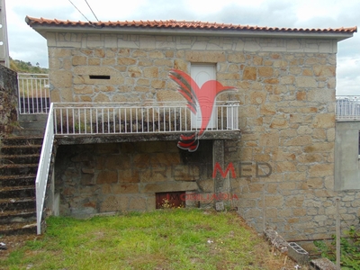 Casa em pedra c/ terraço e terreno na Cumieira - Vila Real,