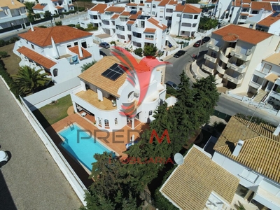 Fantástica moradia T4 com piscina e garagem em Albufeira,