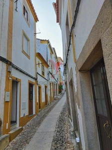 Moradia recuperada na zona histórica de Castelo de Vide,