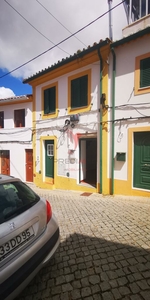 Moradia T2 de 3 pisos com terraço e sótão em Portalegre.,