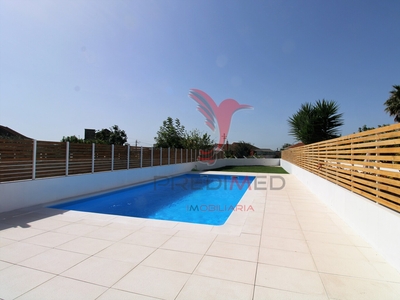 Moradia V4 remodelada com piscina em Nogueira, Maia,