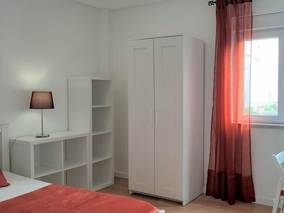 Quarto acolhedor em apartamento de 4 quartos em Benfica, Lisboa