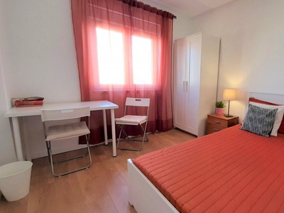 Quarto elegante em apartamento com 4 quartos em Benfica, Lisboa