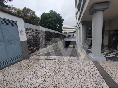 2 Estacionamentos no Centro do Funchal |25m2 | Condominio Fechado