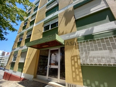 Apartamento T1 à venda na Avenida Luís de Camões
