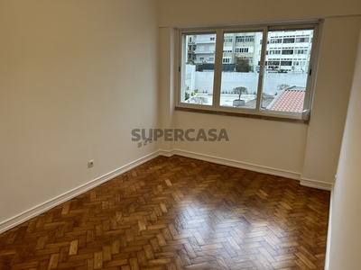 Apartamento T1 para arrendamento na Rua José Carlos dos Santos