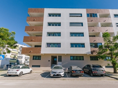 Arrenda - Apartamento Duplex de Luxo no Montijo T3+2, mobilado, com Box e Vista Deslumbrante sobre a cidade o Rio Tejo e Lisboa