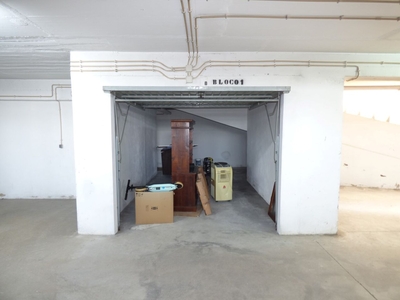 Garagem em box com uma área de 24,80 m2, localizada no centro da cidade de Silves, perto de todos serviços, lojas e restaurantes