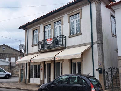 Venda de prédio com 2 pisos, Mujães. Viana do Castelo