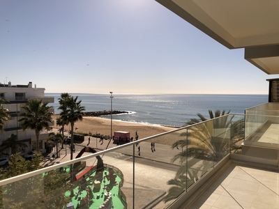Apartamento T2 de Luxo na Primeira Linha da Praia de Quarteira com Terraço Privado e Vista Panorâmica