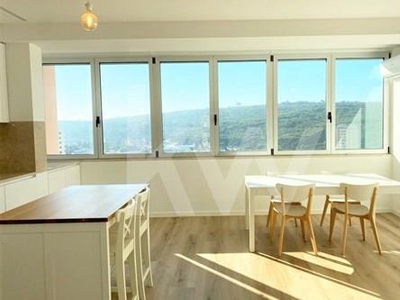Beautifully refurbished 2-bedroom apartment with a fully equipped kitchen and unobstructed views over Monsanto.