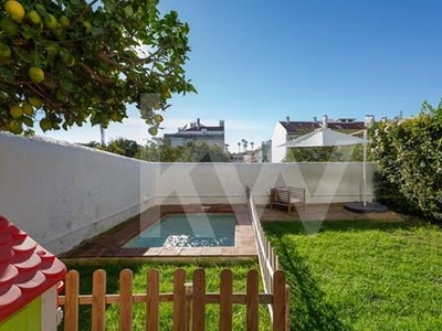 Charming T3 + 2 Bedroom Apartment with Private Garden and Pool, in Junqueira in Lisbon.