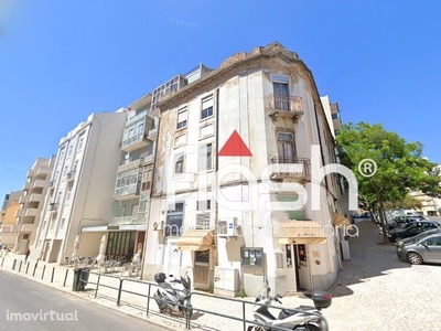 4 Apartamentos em 1 prédio para Investimento em S. Domingos de Benfica