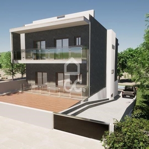 Tereno com projeto aprovado para moradia isolada de 4 pisos com piscina