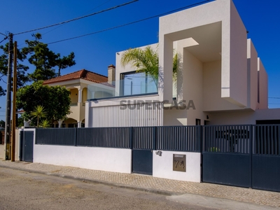 Moradia T3 Duplex à venda na Rua Sabino Serra