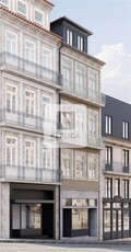 Loja duplex com terraço de 69m2 na Baixa do Porto