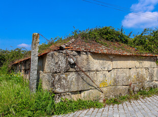 Quinta do Tapadinho com casas para restauro no centro de Vila Boa do Bispo em Marco de Canaveses, Porto