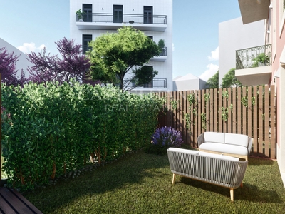 Apartamento T2 com terraço e 1 lugar de estacionamento em Campolide