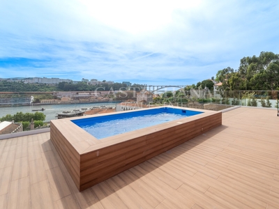 Penthouse T4 com piscina privada e vistas sobre o Rio Douro