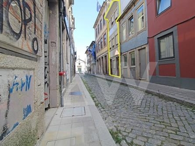 Prédio de 3 andares e aproveitamento sotão junto á Camara do Porto