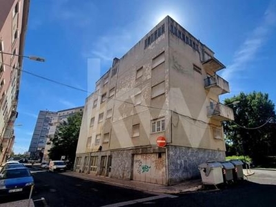Predio Urbano em propriedade plena - devoluto no centro de Moscavide para renovar
