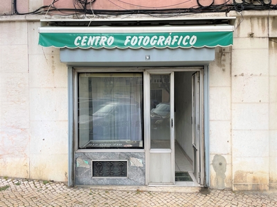 Loja para arrendamento junto à Praça Paiva Couceiro!