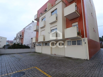Apartamento T2 mobilado e equipado, com estacionamento privativo em Santo António dos Olivais, em Coimbra