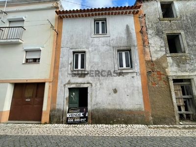 Casa Antiga T1 Triplex à venda na Rua Dom Frei António Nogueira
