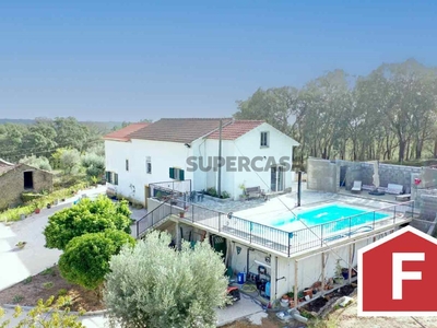 Villa T3 à venda em Serra e Junceira