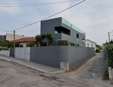 Moradia T3 Triplex para arrendamento na Avenida de Sagres, Gulpilhares e Valadares (4405-700)