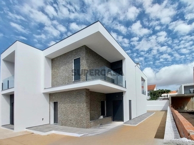 Moradia T4 Duplex à venda na Rua dos Pinheiros