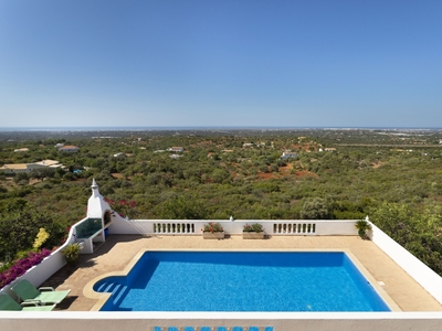 Moradia V5 com piscina e vista mar, para venda em Estoi, Algarve
