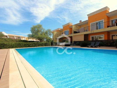 Apartamento T2 com terraço privado, em condomínio com piscina e jardim localizado em Vale Parra, Guia