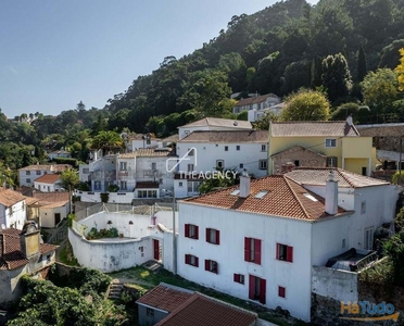 Moradia T3+1 com terraço e terreno em Sintra