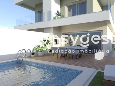 Moradia T4, de arquitetura moderna, com garagem e piscina em Redondos