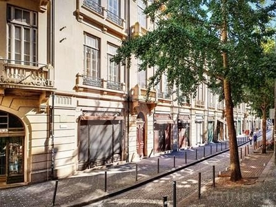 Prédio na Rua Galeria de Paris - Porto em Regime de Propriedade horizontal, constituída por 5 frações autónomas sendo duas lojas comerciais