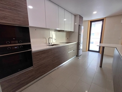 Apartamento T2 junto ao Centro Comercial Glicínias