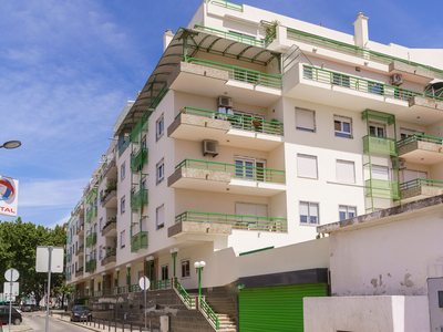 Apartamento T2 para arrendamento remodelado, com vista rio em Setúbal.