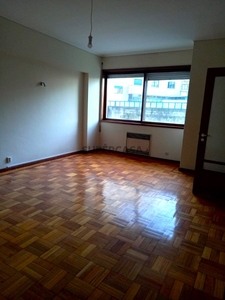 Apartamento T3 para arrendamento na Rua Gonçalo Cristóvão