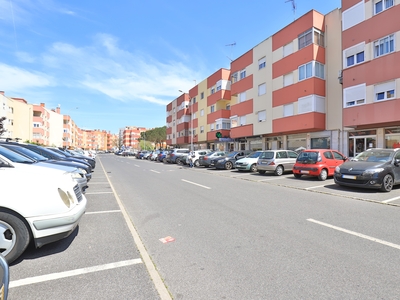 Loja com 200m2 para arrendar na rua principal do Borel, Amadora