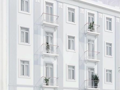 Apartamento T2 com terraço para remodelação total, em Arroios, junto ao metro e próximo do jardim Constantino